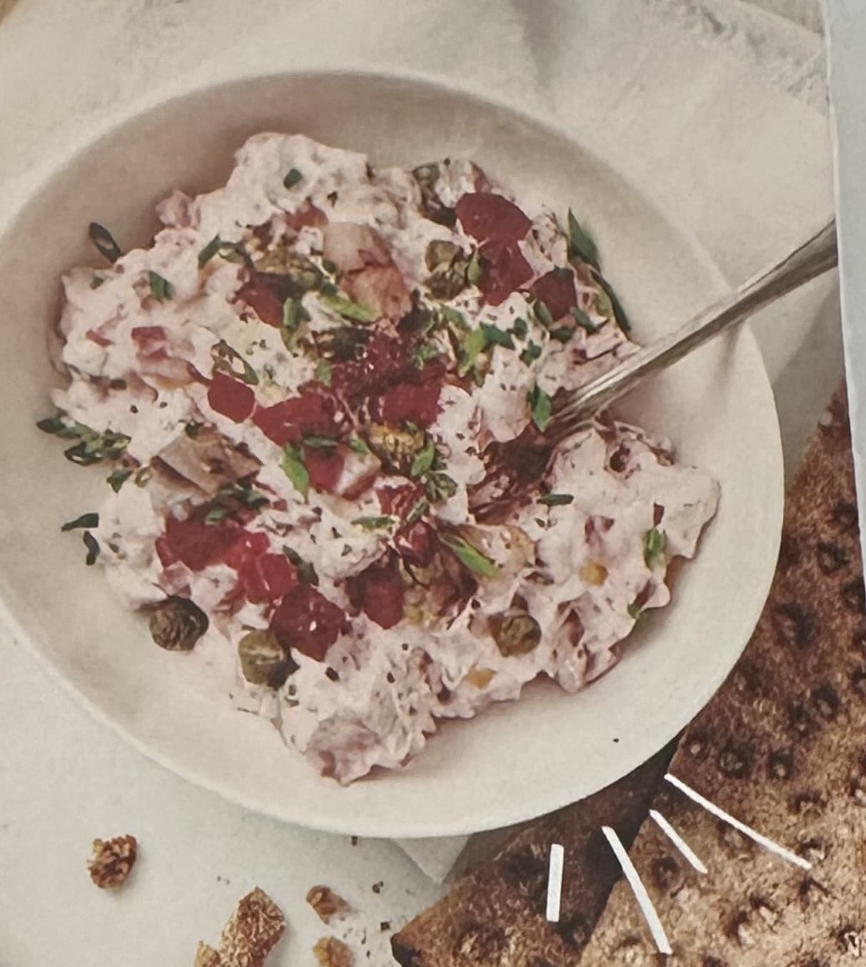 Matjessillröra med rödbetor och kapris på knäckebröd